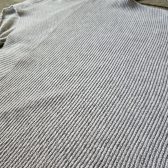 Elle Light Gray Ribbed Long Sleeve Tunic Sweater W/ Bow Accent - Size Medium - Picture 5 of 7